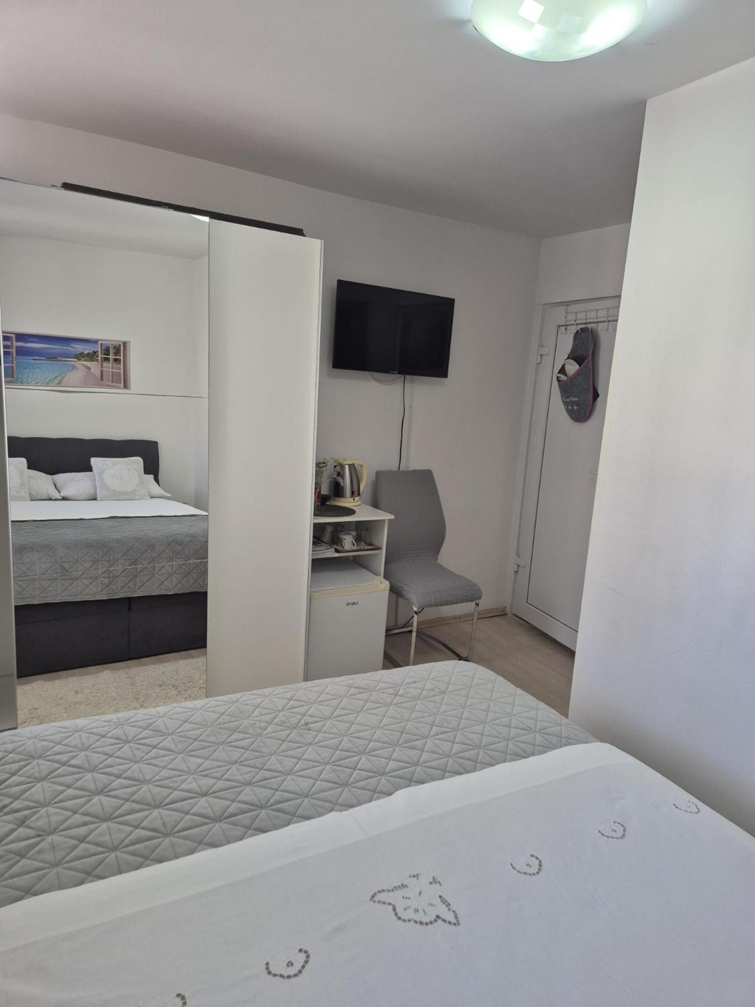 Room Near The Center Split Exterior photo