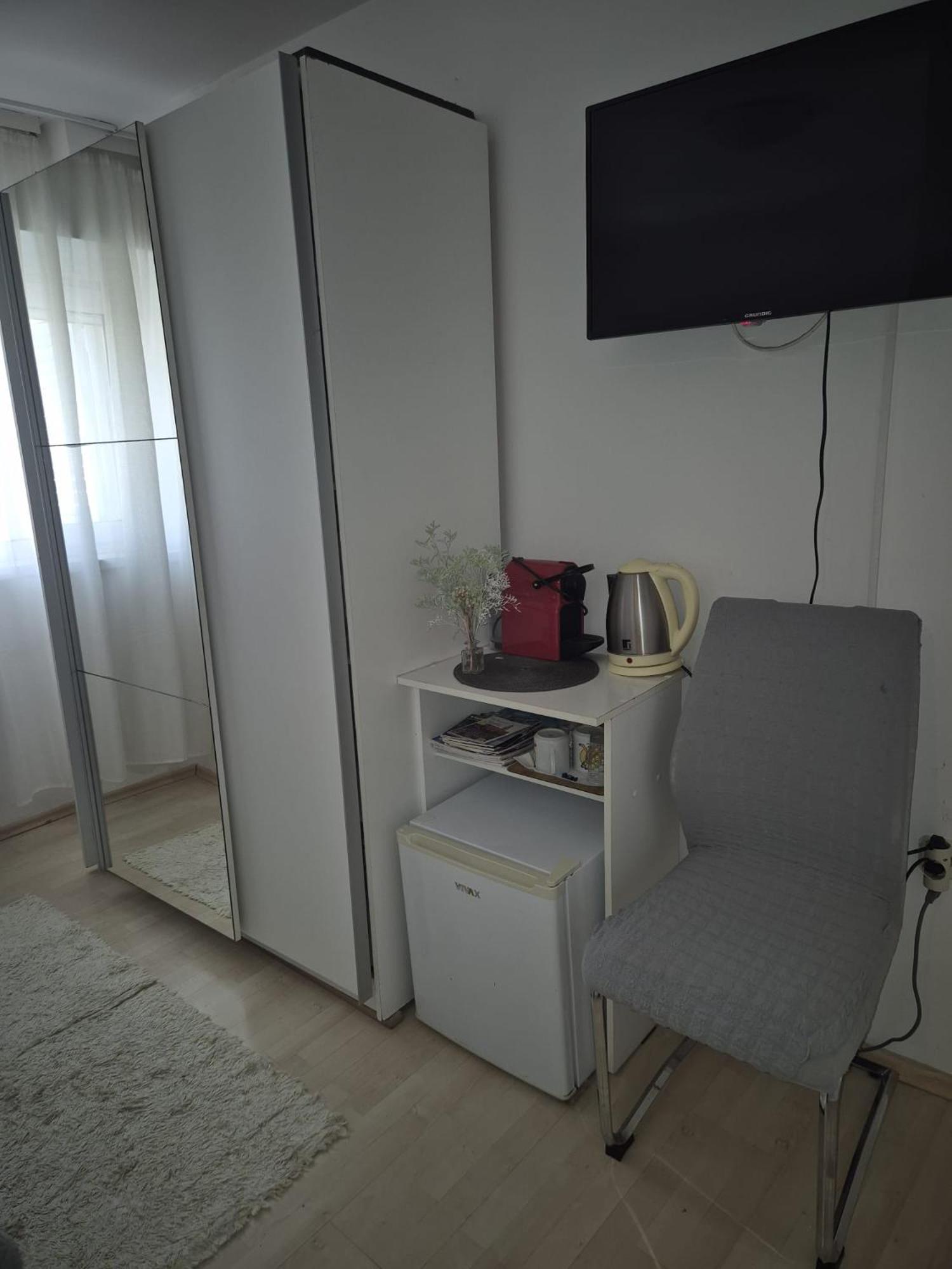 Room Near The Center Split Exterior photo